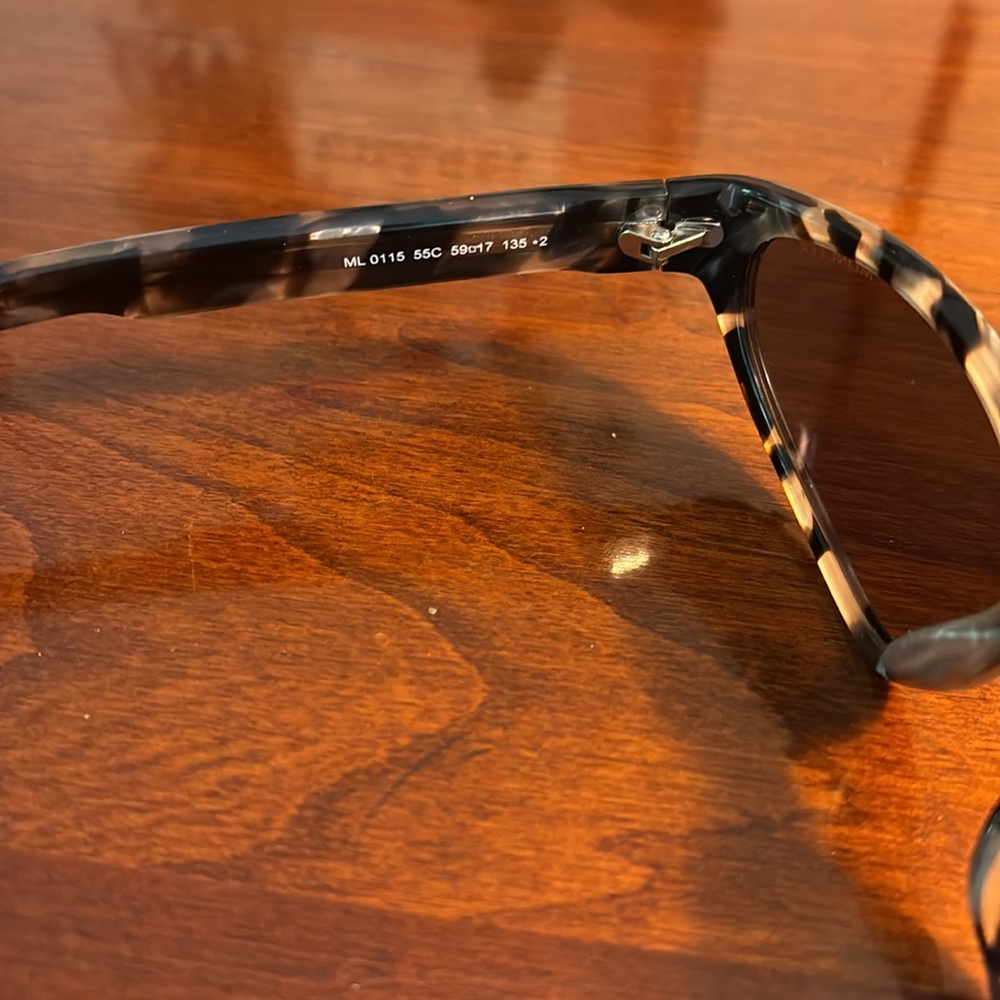 Moncler Tortoise like new condition Sunglasses. SOLD OUT - Picture 6 of 9